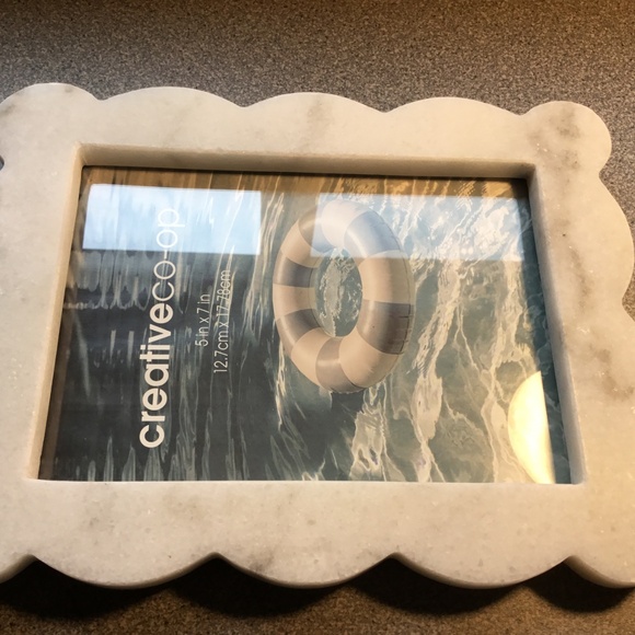 Scalloped Marble Frame NEW - Picture 2 of 3